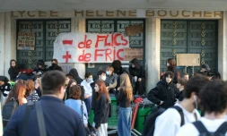 Des lycéens rassemblés devant le lycée HélÚne-Boucher, le 2 octobre 2026 à Paris