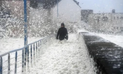 Une personne enveloppée par l'écume des vagues lors du passage de la tempête Dennis, le 16 février 2020 à Saint-Guénolé, dans le Finistère