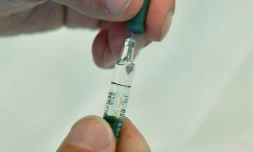 Un pharmacien tient un vaccin contre la grippe Ă Bordeaux, en France, le 6 octobre 2017