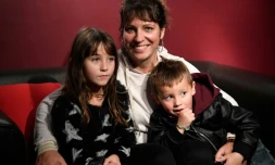 Aurelie Bingler avec ses enfants Jessie et Lola née avec une malformation du bras droit, à Guidel le 6 novembre 2018