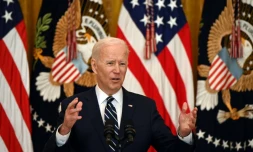 Le président américain Joe Biden répond à des questions aprÚs la premiÚre conférence de presse de son mandat, le 25 mars 2021 à Washington