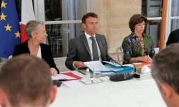 Le président Emmanuel Macron, la Première ministre Elisabeth Borne (g) et la ministre des Affaires étrangères Catherine Colonna (d) à l'Elysée, le 25 juillet 2022 à Paris