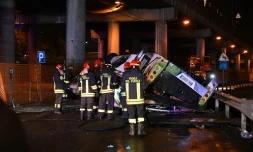 Des pompiers sur le site d'un accident de bus, ayant fait 21 morts le 3 octobre 2023 Ă Mestre, prĂšs de Venise
