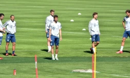 Des joueurs du Bayern Munich lors d'une sĂ©ance d'entraĂźnement le 22 avril 2020. De gauche Ă droite: les milieux de terrain espagnols Javier Martinez et Thiago Alcantara, le milieu français MickaĂ«l Cuisance, l'attaquant allemand Thomas MĂŒller ainsi que les milieux allemands Joshua Kimmich et Leon Goretzka.