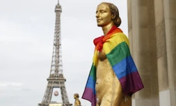 Un drapeau arc-en-ciel posé sur les épaules d'une statue sur le parvis des droits de l'Homme à Paris, le 13 juin 2016