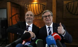 Le président du Racing 92, Jacky Lorenzetti (D) et celui du Stade Francais, Thomas Savare (G) lors de l'annonce de la fusion de leurs deux clubs, le 13 mars 2017, à Paris