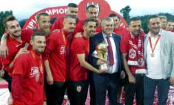 Les joueurs du club albanais de Skenderbeu et leur président Ardian Takaj après avoir remporté le titre national, le 23 mai 2018 à Korca