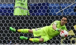 Le gardien chilien Claudio Bravo stoppe la frappe de l'attaquant portugais Nani lors de la séance des tirs au but en demie de la Coupe des Confédérations, le 28 juin 2017 à Kazan