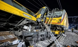 Des pompiers sur les lieux d'un accident de train Ă Pardubice, le 6 juin 2024