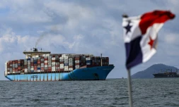 Un cargo attend son tour pour emprunter le canal de Panama, le 28 mars 2024