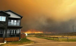 Cette image diffusée avec l'autorisation de Kosar montre la fumée et les flammes de l'incendie à Fort McMurray, en Alberta, au Canada, le 14 mai 2024