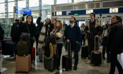 Des voyageurs attendent à l'aéroport d'Athènes-Spata après des retards et des reports de vols dans le pays dus à un "problème technique", le 4 janvier 2026