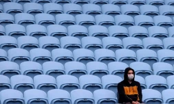 Un spectateur regarde le match entre l'Australienne Ajla Tomljanovic et la Française Alizé Cornet au tournoi Gippsland Trophy à Melbourne, le 1er février 2021