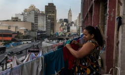 Une habitante d'un squat dans la banlieue de Sao Paulo au Brésil, le 14 mai 2018