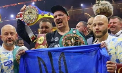 Oleksandr Usyk célÚbre avec un drapeau ukrainien sa victoire sur Tyson Fury dans le championnat du monde des lourds à Riyadh, le 19 mai 2024.