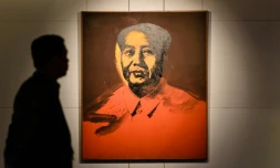 Un homme regarde le portrait de Mao Tsé-toung peint par Andy Warhol en 1973, le 17 mars 2017, exposé chez Sotheby's à Hong Kong