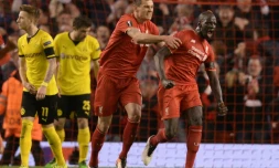 La joie du défenseur français Mamadou Sakho , félicité par son coéquipier Lovren, après son but contre le Borussia Dortmund, le 14 avril 2016 à Anfield