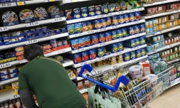 Un client dans un supermarché à Aylesbury, le 15 août 2023 au Royaume-Uni