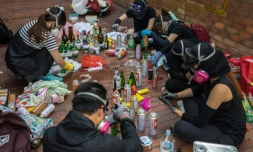 Des militants pro-démocratie fabriquent des cocktails Molotov à l'université polytechnique de Hong Kong le 14 novembre 2019