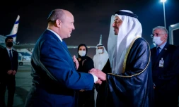 Le ministre des Affaires étrangÚres des Emirats, Abdallah ben Zayed (d) accueille le Premier ministre israélien Naftali Bennett à son arrivée à l'aéroport d'Abou Dhabi, le 12 décembre 2021