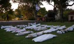 Des corps sont rassemblés au kibboutz Beeri, prÚs de la frontiÚre avec Gaza, le 11 octobre 2023