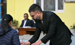 Balendra Shah, prétendant au poste de Premier ministre,  vote lors des élections législatives népalaises à Katmandou, le 5 mars 2026