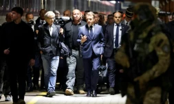 Le président français Emmanuel Macron se prépare à monter à bord d'un train en direction de l'Ukraine à Przemysl en Pologne, le 9 mai 2025