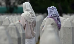 Des femmes musulmanes bosniennes parcourent le cimetière du Centre mémorial Srebrenica-Potocari, le 9 juillet 2025