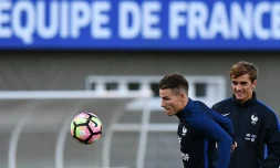 Les attaquants Kevin Gameiro (g) et Antoine Griezmann lors d'une séance d'entraßnement de l'équipe de France à Clairefontaine, le 4 octobre 2016
