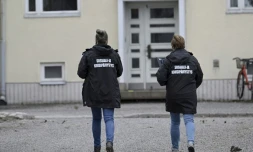 Deux membres d'une cellule de crise devant l'Ă©cole primaire de Vantaa, en Finlande, oĂč un enfant a ouvert le feu, blessant trois Ă©lĂšves le 2 avril 2024