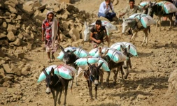 Des habitants transportent de la nourriture sur la seule route entre Aden et Taëz, dans le sud-ouest du Yémen, le 26 décembre 2015