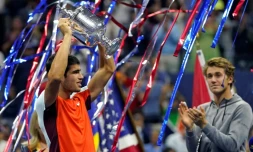 Le nouveau numéro un mondial, le jeune Espagnol Carlos Alcaraz, soulève le trophée de l'US Open après sa victoire en finale, le 11 septembre 2022