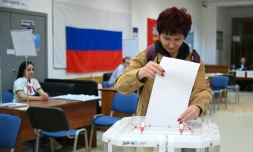 Une femme vote lors des élections législatives russes dans un bureau de vote de Klimovsk, un microdistrict de la ville de Podolsk, dans la région de Moscou, le 19 septembre 2026