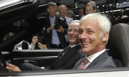 Martin Winterkorn (G), alors PDG de Volkswagen et Matthias Müller, alors PDG de Porsche, dans une Porsche 911, le 25 juin 2012 à Stuttgart