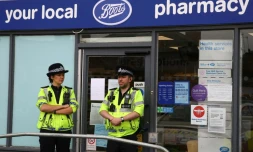 Des policiers en faction devant une pharmacie à Amesbury, près de Salisbury dans le sud de l'Angleterre, le 4 juillet 2018