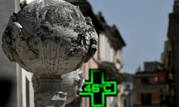 Un thermomètre de pharmancie indique une température de 46°C à Rome, le 18 juillet 2023