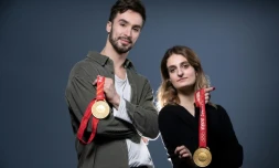 Les patineurs Guillaume Cizeron et Gabriella Papadakis, champions olympiques de danse sur glace aux Jeux de Pékin, posent lors d'une séance photo, le 23 février 2022 à Paris