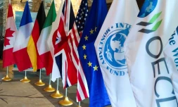 Une rangée de drapeaux au sommet du G7 Finances, le 1er juin 2018 à Whistler, au Canada