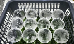 Des glaçons en forme de sphères produits à l'usine Kuramoto Ice, le 15 juin 2026 à Kanazawa, au Japon