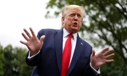 Le président américain Donald s'adresse à la presse sur les pelouses de la Maison Blanche à Washington, avant son départ pour le Michigan le 21 mai 2020.