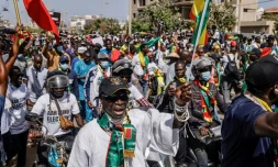 Des milliers d'opposants participent à Dakar à une marche contre le report des élections au Sénégal, le 17 février 2024