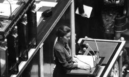 Simone Veil, ministre de la Santé du gouvernement de Valéry Giscard d'Estaing,  demande la légalisation de l'avortement à la tribune de l'Assemblée nationale, le 26 novembre 1974 à Paris