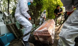 Un enterrement dans le cimetière d'Azcapotzalco à Mexico, le 6 août 2020