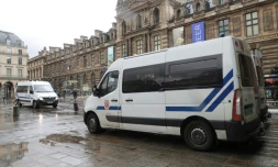 Un véhicule de police stationné près du musée du Louvre, le 4 février 2017 à Paris