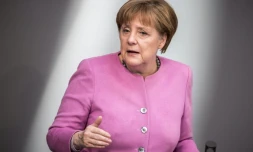 La chancelière Angela Merkel s'exprime devant la Chambre basse du Parlement, le 16 mars  2016 à Berlin