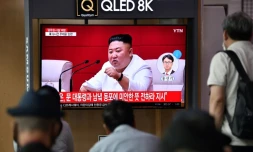 Des Sud-Coréens regardent des images du leader nord-coréen Kim Jong Un sur un écran de télévision dans une gare de Séoul, le 25 septembre 2020