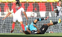 L'attaquant colombien Radamel Falcao inscrit un but contre Rennes, le 17 septembre 2016 Ă Louis-II