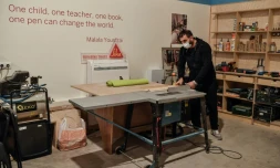 Un réfugié utilise une machine à sculpter le bois dans le cadre d'une formation dispensée par l'organisation Odyssea à AthÚnes, le 15 novembre 2021