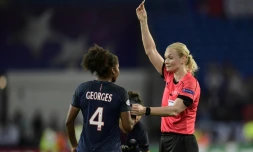 La défenseure du PSG Laura Georges (g) reçoit un carton jaune par l'arbitre  Bibiana Steinhaus lors de la finale de C1 féminine contre Lyon, le 1er juin 2017 à Cardiff