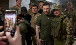 Le président ukrainien Volodymyr Zelensky posant avec une militaire à Mykolaïv, le 18 juin 2022